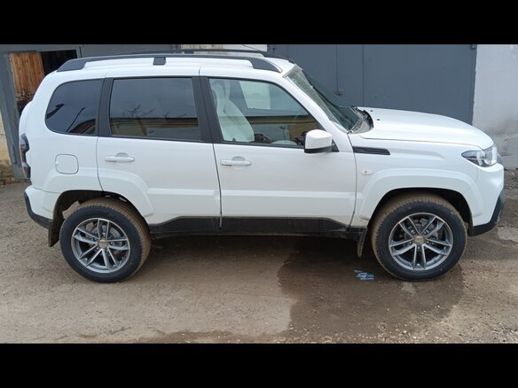 2024 Lada (ВАЗ) Niva Travel I, белый, 1400000 рублей - вид 1