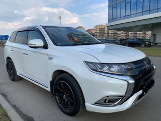 2018 Mitsubishi Outlander PHEV III Рестайлинг 3, белый, 2800000 рублей, вид 2
