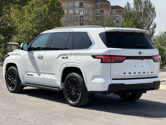 2023 Toyota Sequoia III, белый, 12000000 рублей - вид 4
