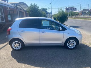 2005 Toyota Vitz II (XP90), серебристый, 460000 рублей, вид 2