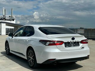 2022 Toyota Camry VIII (XV70) Рестайлинг, белый, 3170000 рублей, вид 3