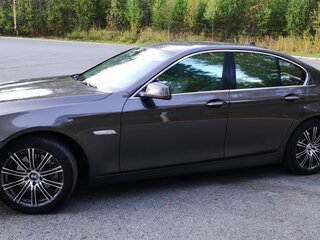 2013 BMW 5 серии 520i VI (F10/F11/F07), коричневый, 1620000 рублей, вид 3