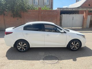 2019 Kia Rio IV, белый, 1565000 рублей, вид 4