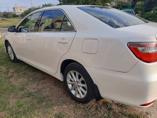 2015 Toyota Camry VII (XV50) Рестайлинг, белый, 1555000 рублей, вид 3