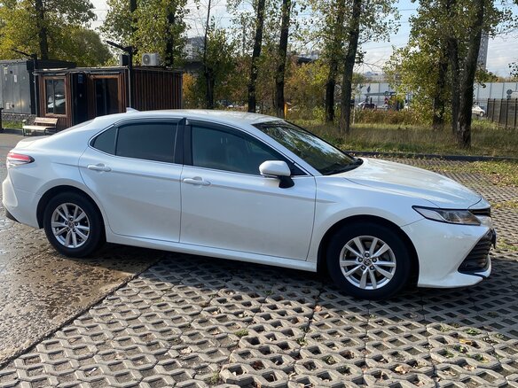 2020 Toyota Camry VIII (XV70), белый, 2100000 рублей
