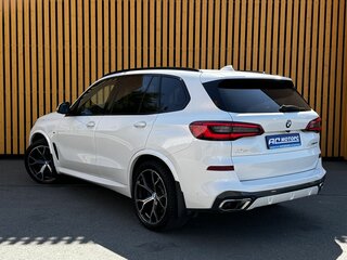 2018 BMW X5 50i IV (G05/G18), белый, 6800000 рублей, вид 3