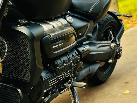 2022 Triumph Rocket III, чёрный, 1870000 рублей, вид 4