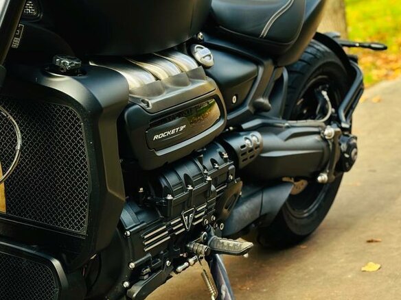2022 Triumph Rocket III, чёрный, 1870000 рублей - вид 3