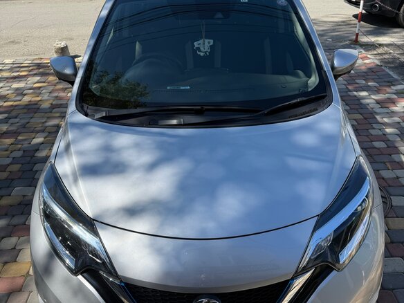 2018 Nissan Note e-Power II Рестайлинг, серебристый, 1250000 рублей - вид 2