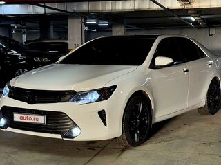 2015 Toyota Camry VII (XV50) Рестайлинг, белый, 2400000 рублей, вид 4