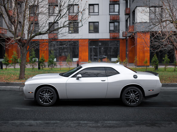 2019 Dodge Challenger III Рестайлинг 2, серебристый - вид 2