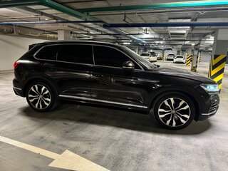 2020 Volkswagen Touareg III, коричневый, 6500000 рублей, вид 3