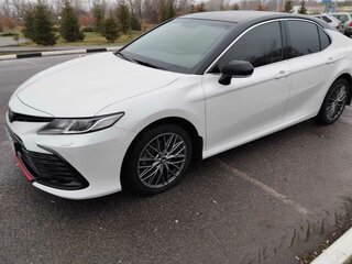 2021 Toyota Camry VIII (XV70) Рестайлинг, белый, 3200000 рублей, вид 4