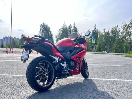 2018 Honda VFR 800, красный, 840000 рублей, вид 4