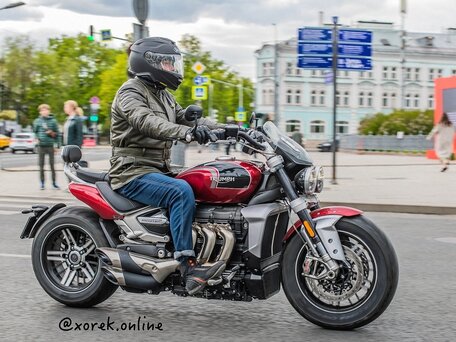 2023 Triumph Rocket 3, красный, 2450000 рублей, вид 1