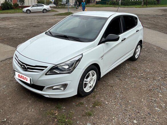 2015 Hyundai Solaris I Рестайлинг, белый, 990000 рублей - вид 3