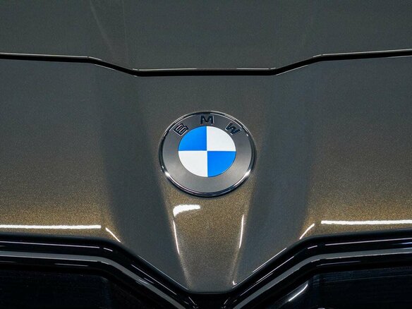 2026 BMW 7 серии 740 xDrive VII (G70) Рестайлинг, серый, 23990000 рублей - вид 3