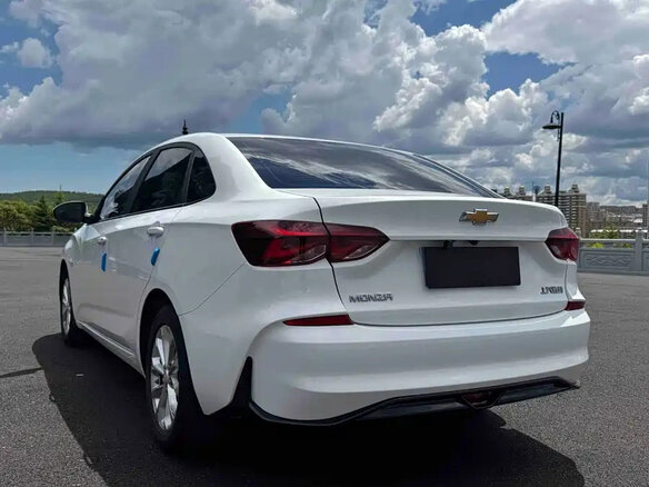 2023 Chevrolet Cruze II Рестайлинг, белый - вид 3