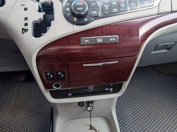 2011 Toyota Sienna III, серый, 2400000 рублей - вид 10
