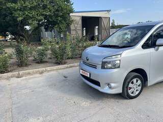 2007 Toyota Voxy II (R70), серый, 1410000 рублей, вид 1