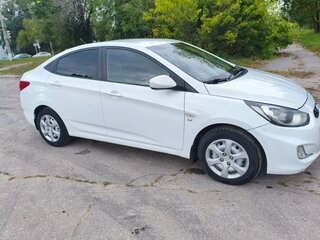 2013 Hyundai Solaris I, белый, 780000 рублей, вид 3