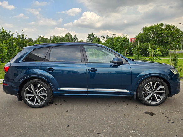 2021 Audi Q7 45 TDI II (4M) Рестайлинг, синий, 5900000 рублей - вид 4