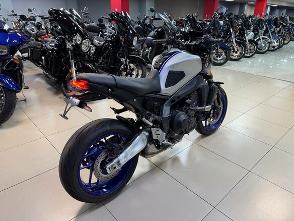 2022 Yamaha MT-09 (FZ-09), серебристый, 1120000 рублей - вид 5