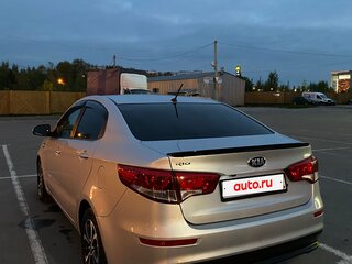 2016 Kia Rio III Рестайлинг, серебристый, 990000 рублей, вид 4