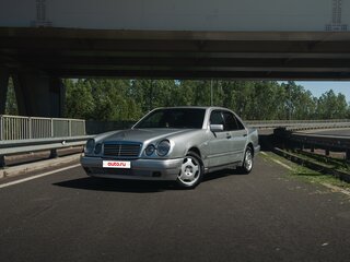1996 Mercedes-Benz E-Класс 200 II (W210, S210), серебристый, 250000 рублей, вид 1