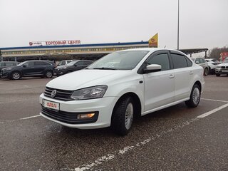 2017 Volkswagen Polo V Рестайлинг, белый, 630000 рублей, вид 1