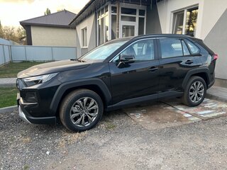 2024 Toyota RAV4 V (XA50), чёрный, 4075000 рублей, вид 4