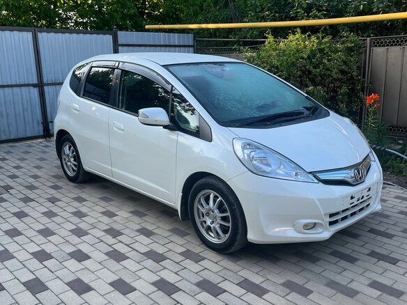 2011 Honda Fit Hybrid II, белый, 820000 рублей - вид 2