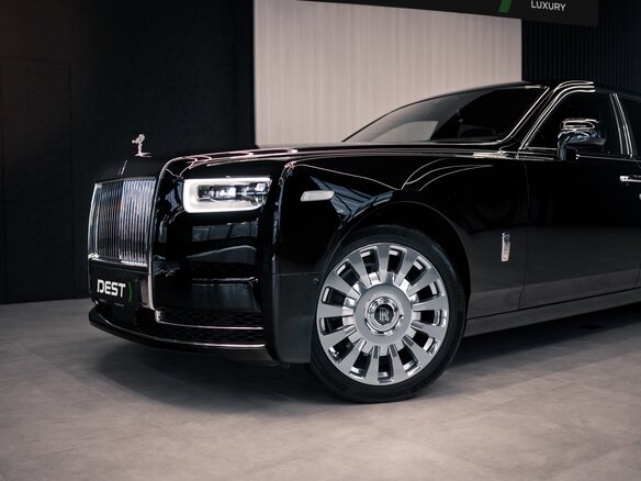 2020 Rolls-Royce Phantom VIII (Series I), чёрный, 49000000 рублей - вид 2