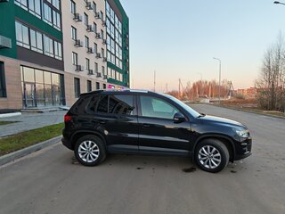 2016 Volkswagen Tiguan Euro 6 I Рестайлинг, чёрный, 1900000 рублей, вид 4