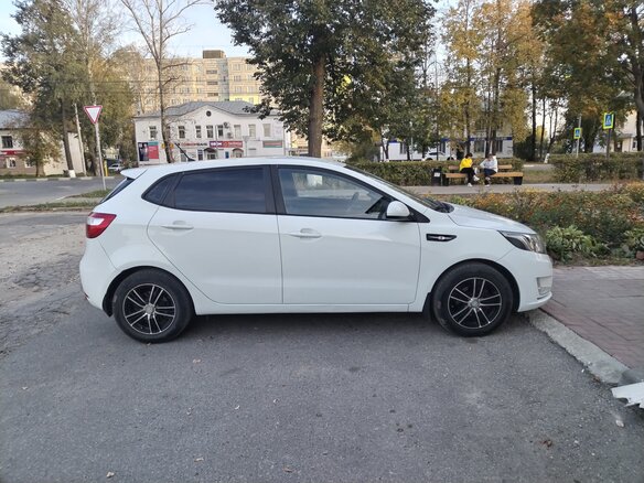 2012 Kia Rio 4-speed III, белый, 700000 рублей - вид 3