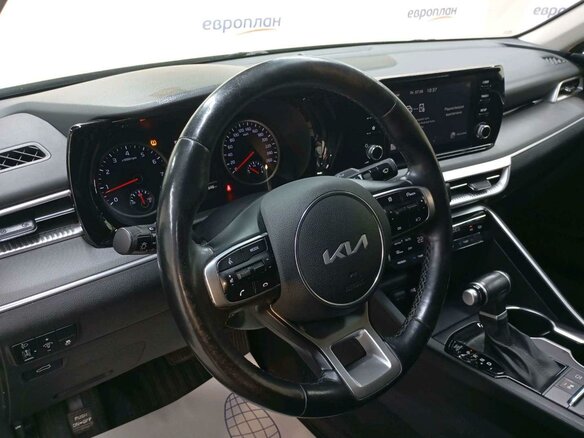 2021 Kia K5 III, чёрный, 1605000 рублей - вид 5