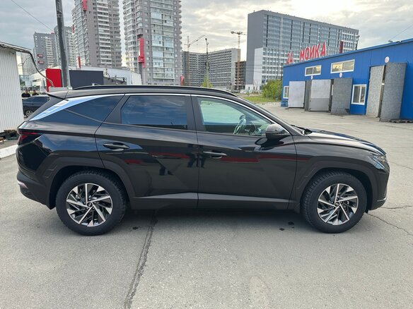 2024 Hyundai Tucson IV, чёрный, 3890000 рублей - вид 2