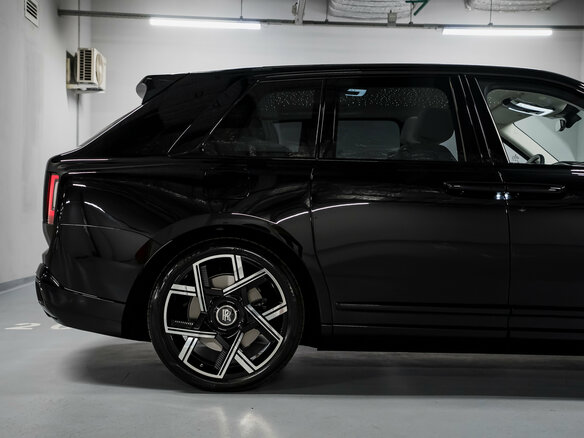 2025 Rolls-Royce Cullinan Black Badge I Рестайлинг (Series II), чёрный, 72000000 рублей - вид 7