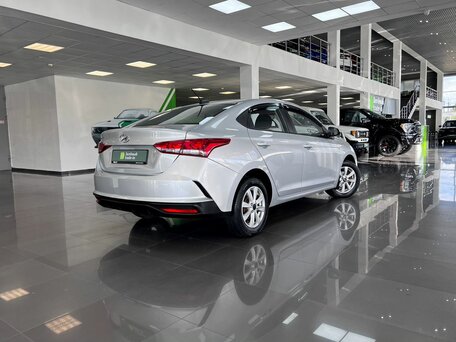 2021 Hyundai Solaris II Рестайлинг, серебристый, 1525000 рублей, вид 2