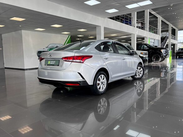 2021 Hyundai Solaris II Рестайлинг, серебристый, 1475000 рублей - вид 1