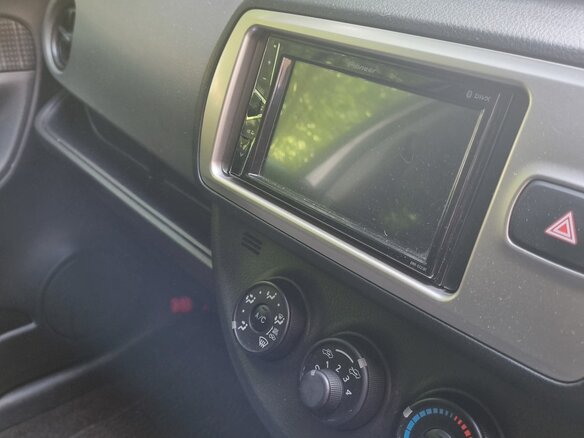 2015 Toyota Vitz III (XP130) Рестайлинг, серебристый, 973000 рублей - вид 5