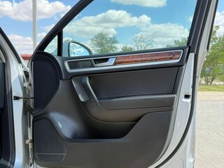 2013 Volkswagen Touareg II, серый, 2470000 рублей, вид 4