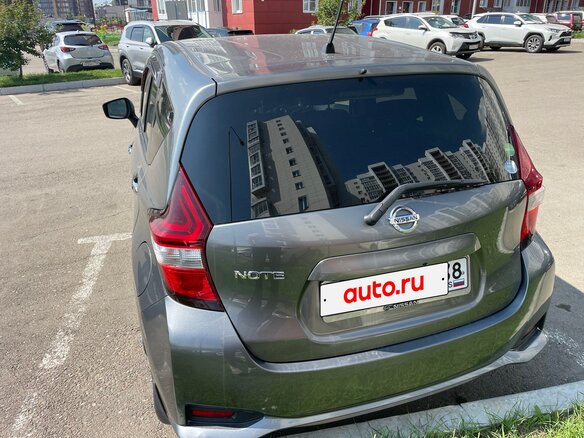 2016 Nissan Note II Рестайлинг, серый, 860000 рублей - вид 2