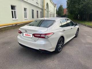 2021 Toyota Camry VIII (XV70) Рестайлинг, белый, 4500000 рублей, вид 3