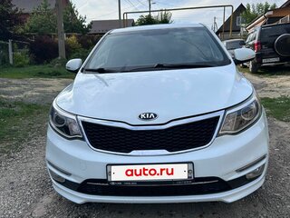 2016 Kia Rio III Рестайлинг, белый, 850000 рублей, вид 3