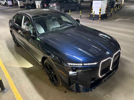 2026 BMW 7 серии 740 xDrive VII (G70) Рестайлинг, синий, 24890000 рублей, вид 3