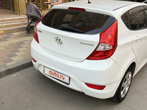 2013 Hyundai Solaris I, белый, 900000 рублей - вид 2