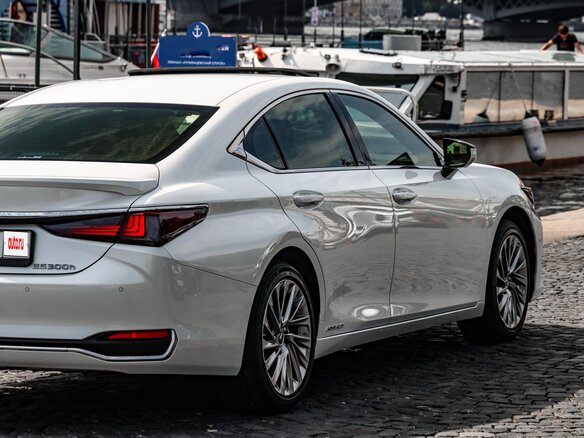 2021 Lexus ES 300h VII Рестайлинг, белый, 5150000 рублей - вид 8