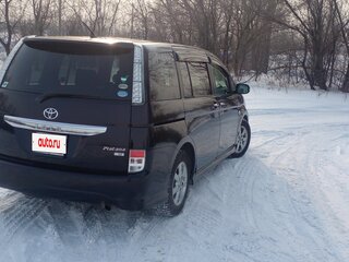 2011 Toyota ISis I Рестайлинг, красный, 1350000 рублей, вид 3