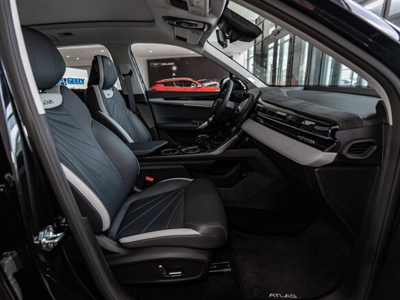 2026 Geely Atlas II, чёрный, 4229990 рублей - вид 4